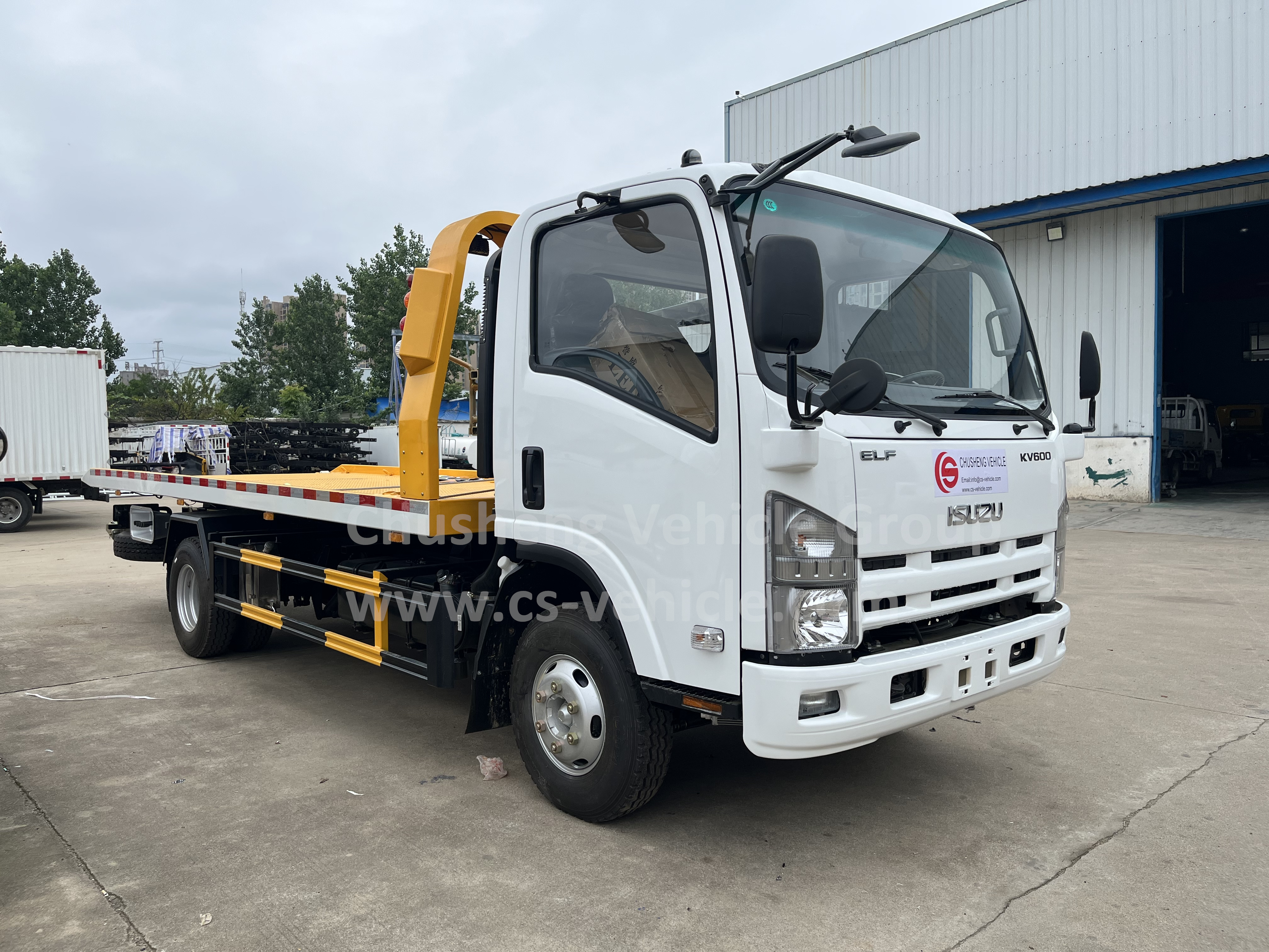 Isuzu 4x2 flatbed towing truck (1)