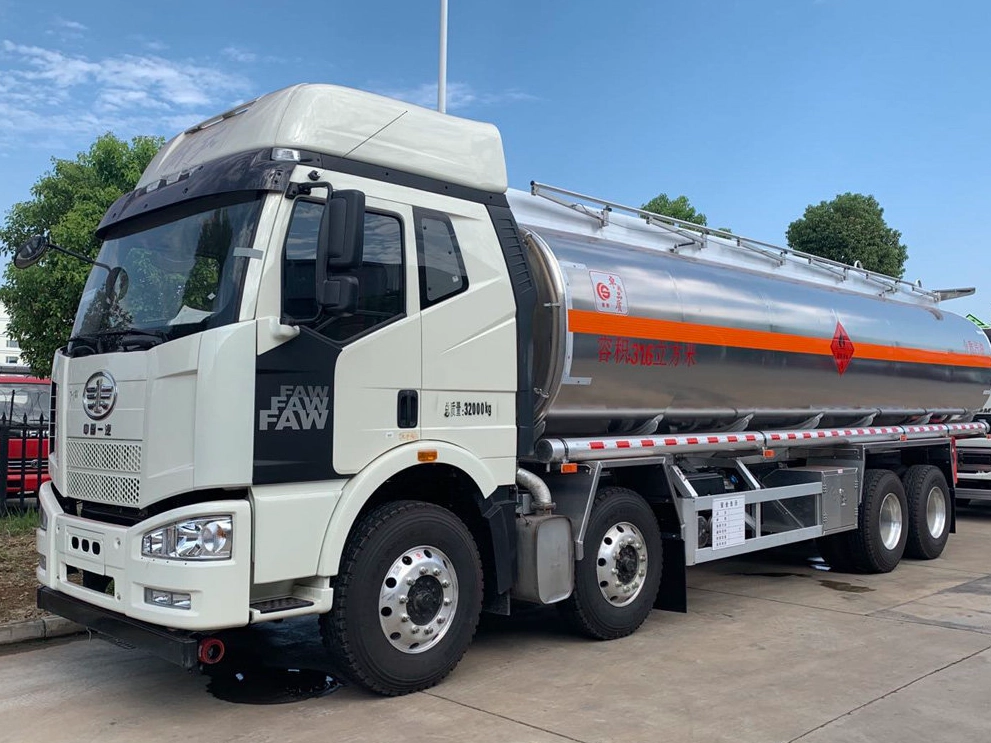 Customers repurchase! 10 Units FAW customized fuel tank trucks were successfully shipped to the Middle East