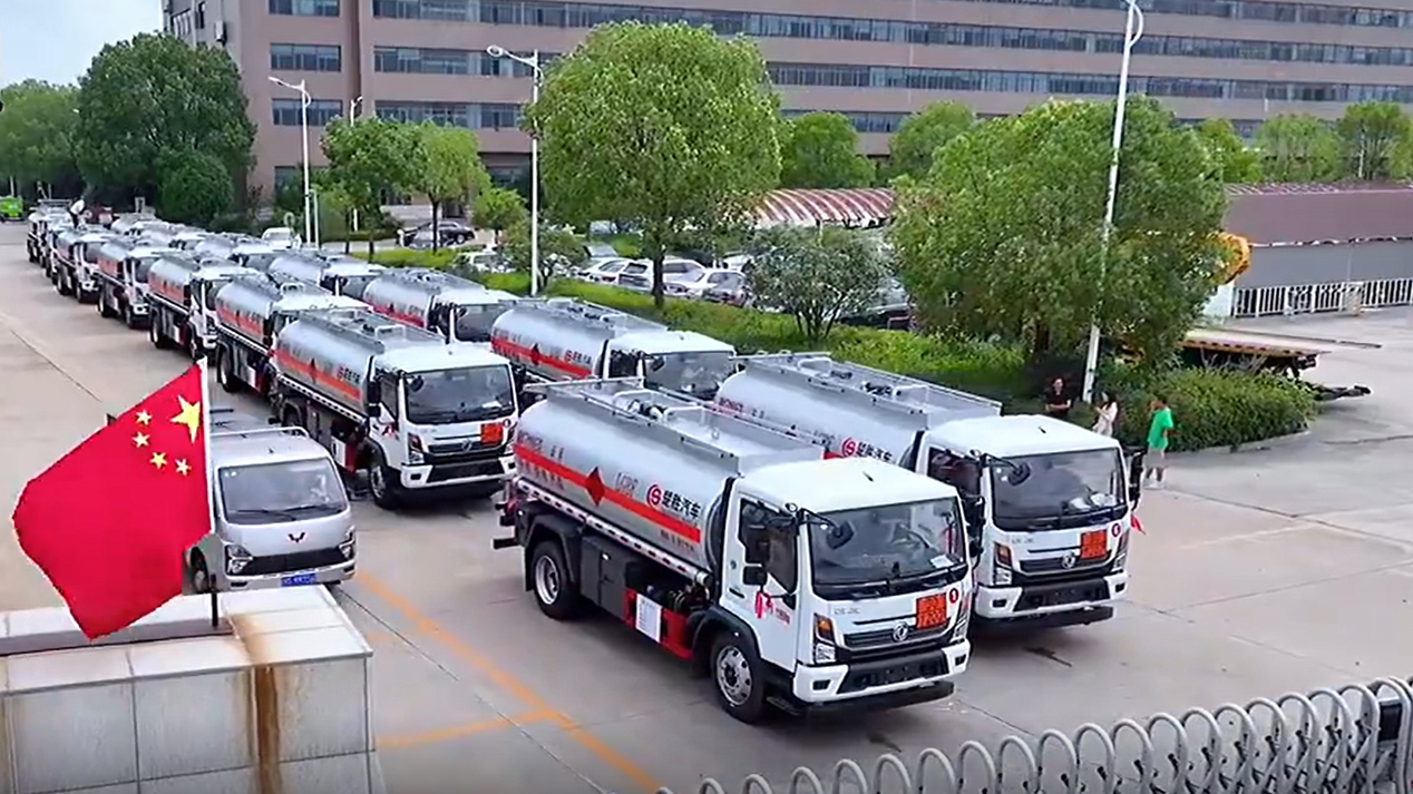 ​Good Job! 15 units Dongfeng fuel tanker trucks were shipped smoothly!