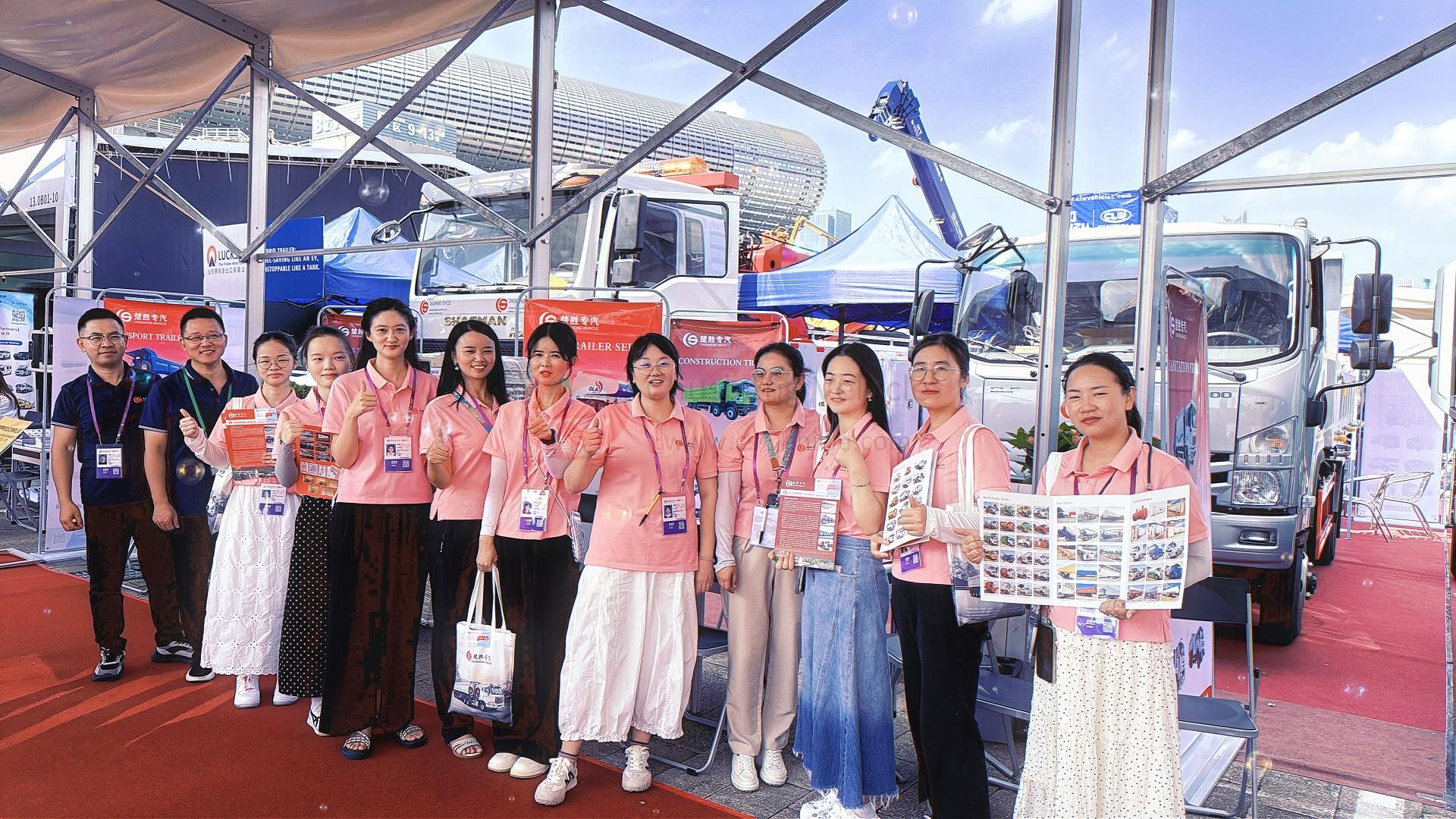 The Canton Fair's clients from various countries visiting the Chusheng Vehicle factory!