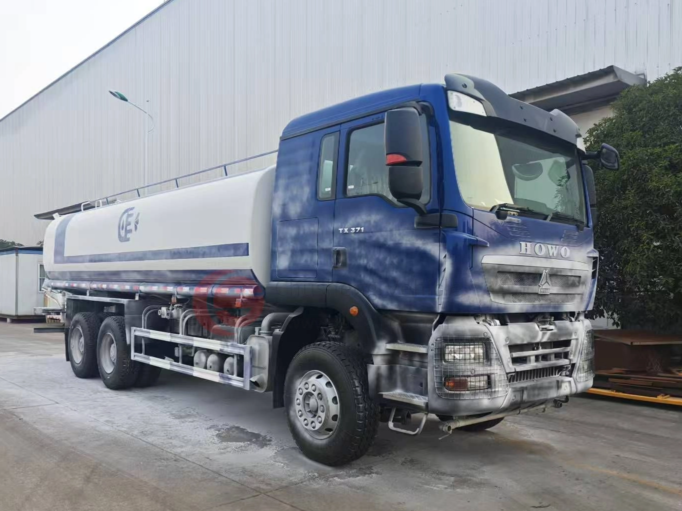 waxing to the Howo 6x4 fuel tank truck_1364_1023.jpg